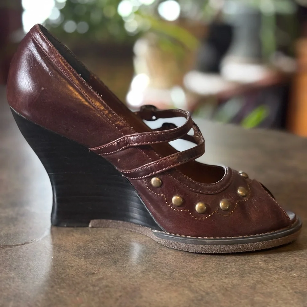 Kenzie Brown Wedge Shoes with Vintage Straps - Picture 3 of 7